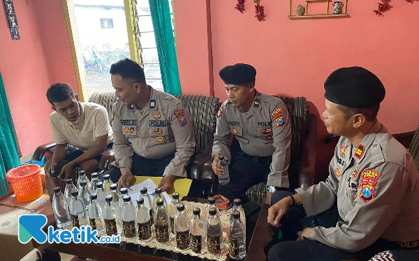 Thumbnail Patroli Pekat Semeru, Samapta Polres Situbondo Amankan Miras Arak