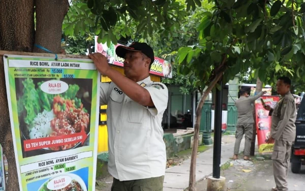 Thumbnail Berita - Satpol PP Kota Madiun Tertibkan Reklame Langgar Aturan