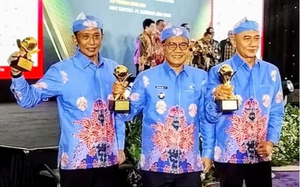 Thumbnail Berita - Pj Bupati Bondowoso Raih Penghargaan Top Pembina BUMD Award 2024