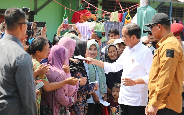 Kunjungi Korban Banjir di Demak, Presiden Jokowi Ingatkan untuk Jaga Lingkungan