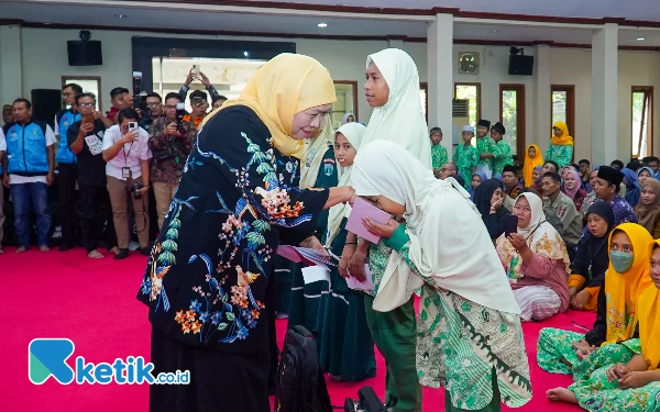 Thumbnail Khofifah Bagikan Santunan ke 800 Anak Yatim Bersama Baznas dan Laz