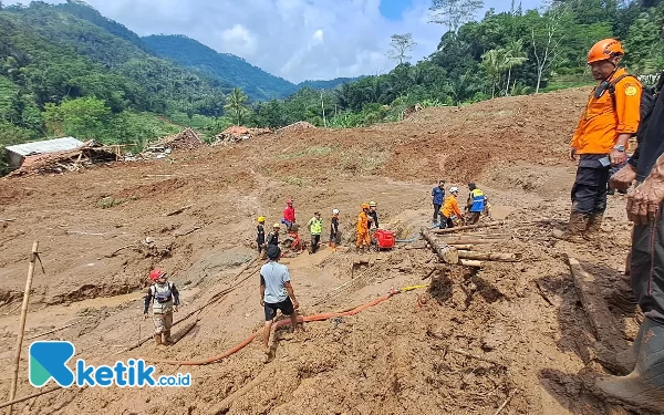 Thumbnail Longsor Bandung Barat, 2 Ditemukan 9 Orang Masih Dalam Pencarian