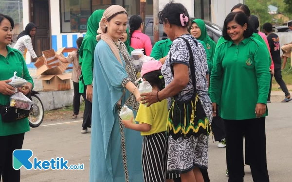 Thumbnail Ibu Bupati Ernawati Thie Bagi-Bagi Takjil di Taman Kota Kaimana, Berbagi Kebahagiaan di Bulan Ramadan