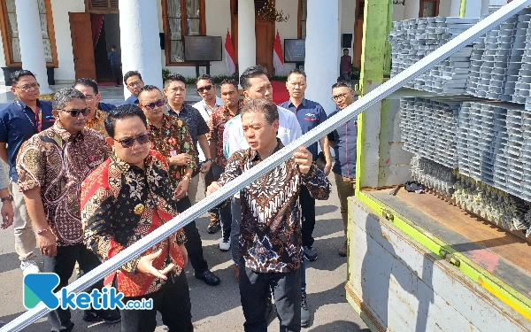 PT Kepuh Kencana Arum Sumbang Ribuan Baja Ringan, Bantu Rehabilitasi Fasum Rusak di Bawean