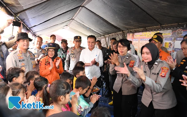 Thumbnail 527 Jiwa Mengungsi, Pj Gubernur Jabar Tinjau Lokasi Banjir Bandang dan Longsor Bandung Barat