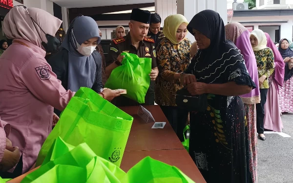 Thumbnail Kejari Tuban Gelar Bazar Pangan Murah, 700 Paket Ludes Diserbu Warga