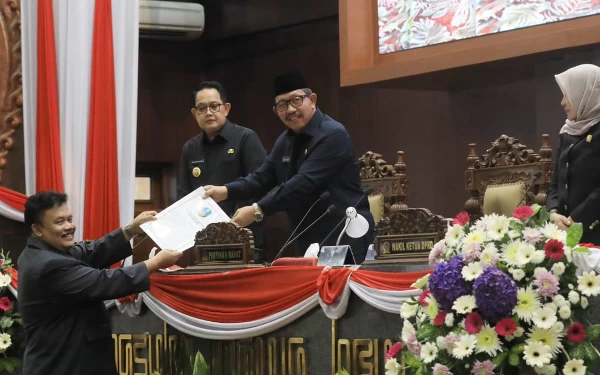 Thumbnail Energi Baru Terbarukan Terus Jadi Pembahasan di Dewan Jatim, Pj Gubernur: Pengelolaannya Harus Tepat