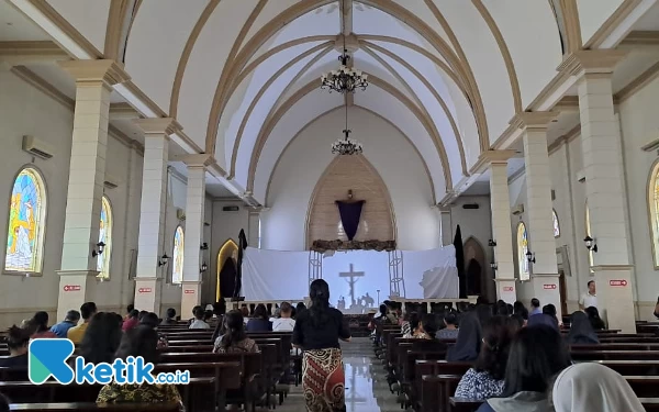 Thumbnail Jumat Agung, Gereja Katolik Santo Yusup Jember Gelar Renungan Tujuh Sabda Yesus