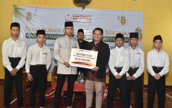 Thumbnail Berita - Pesantren Leadership Daarut Tarqiyah Primago Depok Tunaikan Beasiswa Laskar Langit, Program Pendidikan Anak Yatim