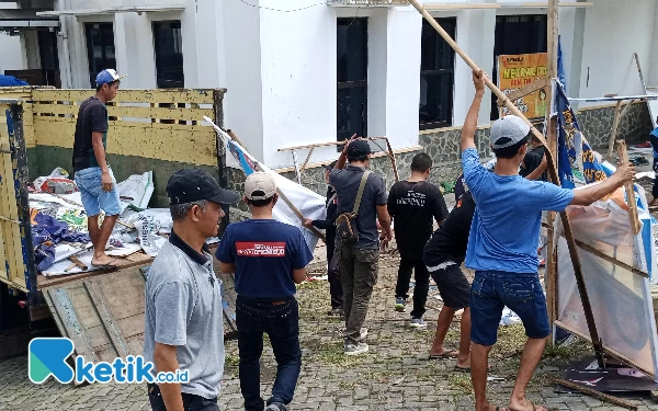 Thumbnail Berita - Tidak Ada Parpol yang Mengambil, Bawaslu Kota Batu Musnahkan Ribuan Barang Bukti APK