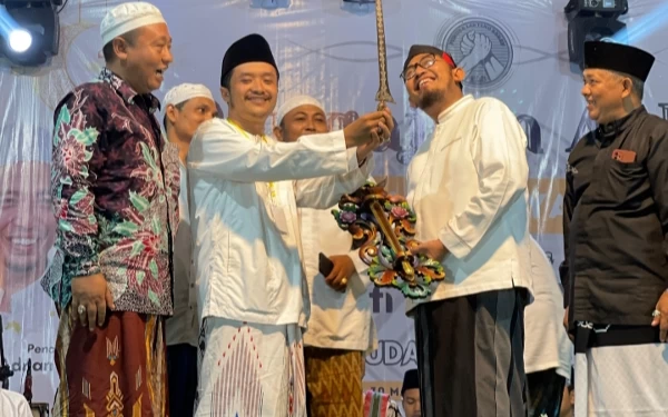 Thumbnail Pemuda Lenteng Barat Sumenep Gelar Pengajian Akbar, Bupati Fauzi Dapat Hadiah Keris