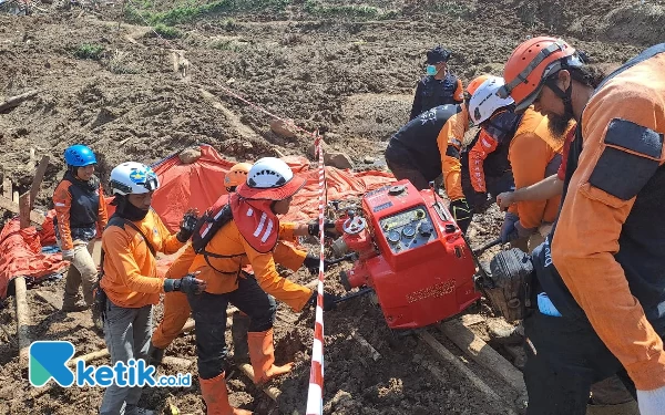 Thumbnail SAR Bandung Hentikan Pencarian Korban Longsor Bandung Barat, 7 Jasad Ditemukan