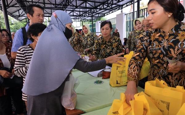 Thumbnail Berita - Turut Bantu Atasi Kelangkaan Sembako, Kejati DIY Gelar Bazar Ramadan