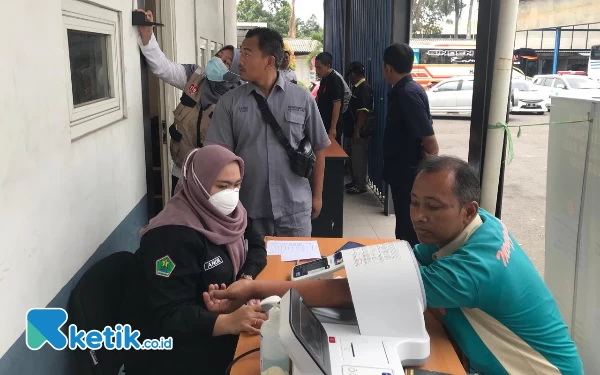 Thumbnail Hipertensi dan Gula Darah Tinggi Dominasi Penyakit Sopir Bus Malang