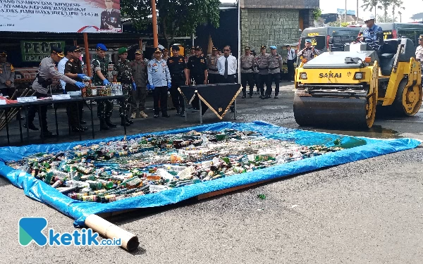 Thumbnail Berita - Polres Batu Musnahkan Ratusan Miras dan Narkoba Hasil Operasi Pekat