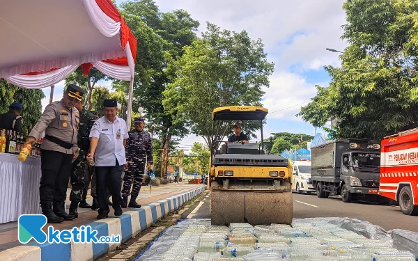 Jadi Pemicu Maksiat, 552 Liter Miras Ciu di Pacitan Dimusnahkan