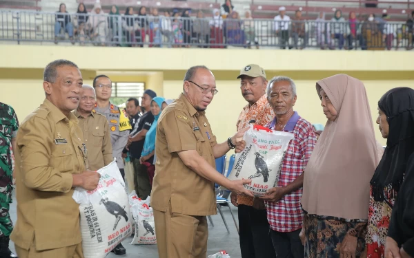 Thumbnail Berita - Bupati Asahan Serahkan Bantuan Beras 10Kg kepada Seribu Kaum Dhuafa