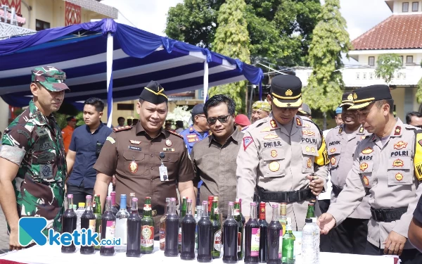 Polres Situbondo Musnahkan 1300 Botol Miras dan 150 Knalpot Brong