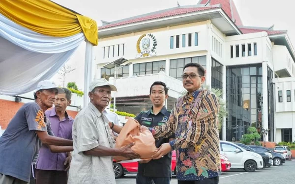 DPRD Jatim Bagi-Bagi 150 Paket Sembako kepada Warga Kurang Mampu