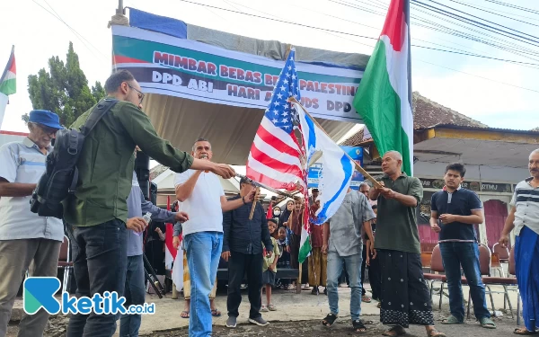 Thumbnail Wujud Dukungan untuk Palestina, DPD ABI Bondowoso Bakar Bendera Israel dan Amerika