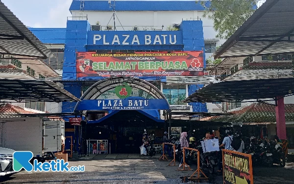 Thumbnail Pintu masuk Plaza Batu Kota Batu Jawa Timur nampak lenggang dari pengunjung jelang Idul Fitri 1445 H (Foto: Sholeh/ketik.co.id)