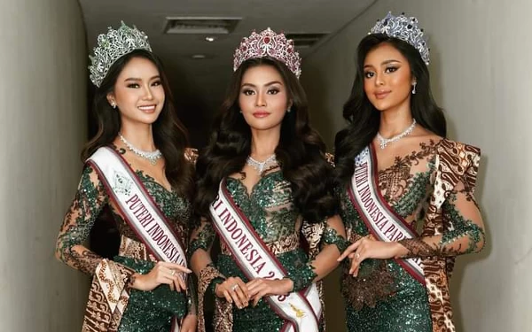 Thumbnail Mewah! Trio Sinaran Puteri Indonesia 2023 Kenakan Kebaya dengan Filosofi 'Cendana'