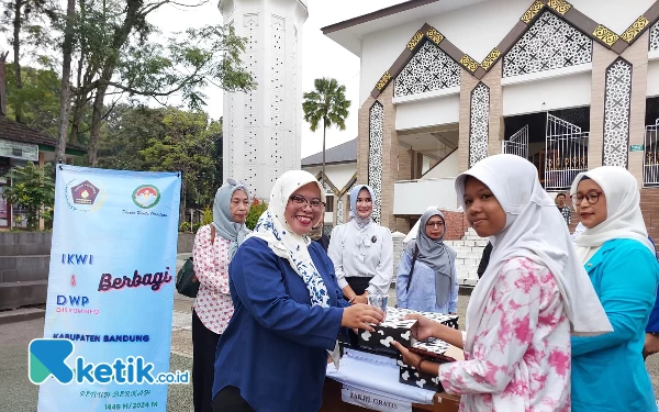 Warga yang Ngabuburit Sumringah Dapat Takjil Gratis dari IKWI Kabupaten Bandung-DWP Diskominfo