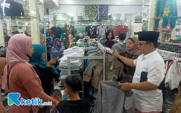 Thumbnail Gunakan TKD, Kades Sidomulyo Boyong 127 Anak Yatim Belanja Baju Lebaran