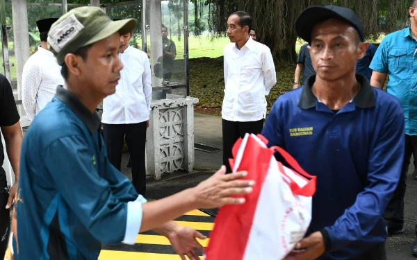 Thumbnail Berita - Jelang Lebaran, Jokowi Bagi-Bagi Sembako ke 1.000 Ojol di Istana