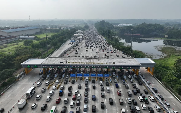 Thumbnail Berita - Diprediksi Turun Hujan, Pengendara yang Lewat Tol Ruas Jakarta-Cikampek Diimbau Waspada