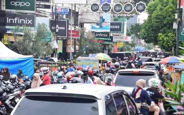 Thumbnail Jelang Lebaran 1445 H, Warga Padati Jalanan dan Pasar di Cianjur