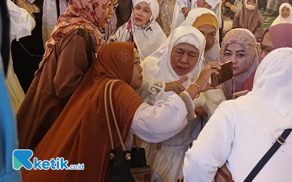 Thumbnail Khofifah dan Adhy Karyono Salat Ied di Masjid Al-Akbar Surabaya, Jadi Magnet Hadirkan Jemaah