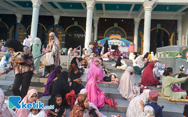 Thumbnail Usai Salat Ied, Banyak Jemaah Kehilangan Suami-Istri di Masjid Al-Akbar Surabaya