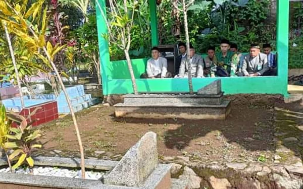 Thumbnail Lebaran Tiba, Masyarakat di Cianjur Gelar Ziarah Kubur