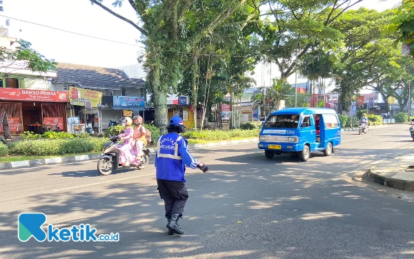 Thumbnail Sosok Karni, Supeltas di Balik Lancarnya Arus Lalu Lintas di Suhat Kota Malang