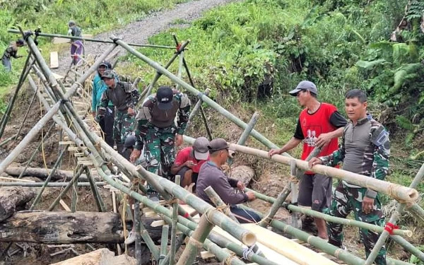 TNI Bangun Jembatan Darurat Penghubung Antar Desa di Perbatasan Indonesia-Malaysia