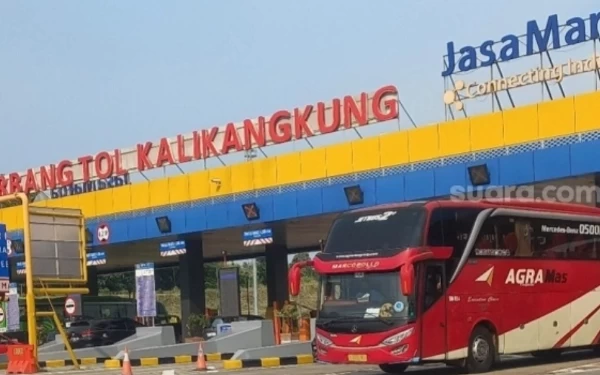 Thumbnail Arus Balik, 12 Ribu Kendaraan Lintasi Gerbang Tol Kalikangkung Menuju Jakarta