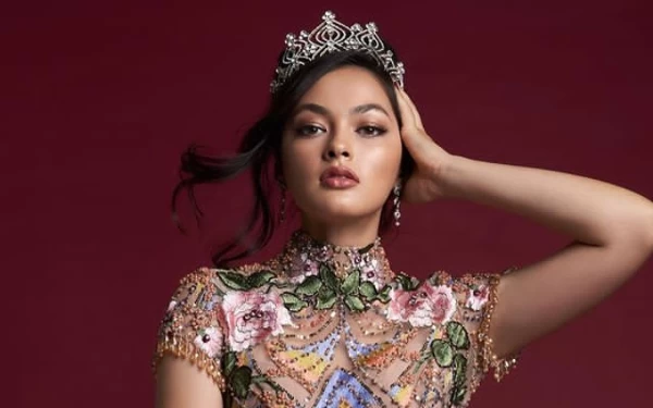 Thumbnail Potret Jolene Marie, Puteri Indonesia Lingkungan 2019 Kenakan Gaun 'Lombok Pinion',  Mempesona!