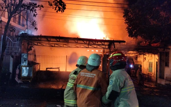 Thumbnail Berita - Belum Diketahui Penyebabnya, Kios Penjual Susu dan Kecap di Tembok Dukuh Hangus Terbakar