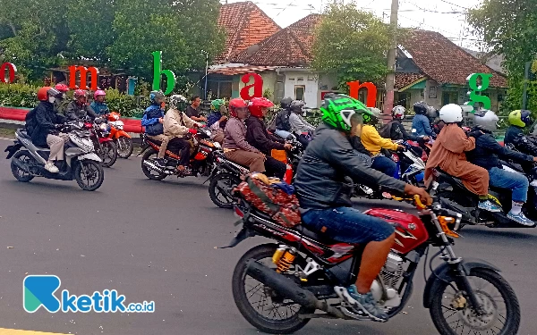 Thumbnail Dari pantauan Ketik.co.id, para pemudik arus balik menuju Surabaya tampak ramai lancar melintasi beberapa titik seperti pertigaan Pabrik Gula Jombang Baru, perempatan Sambong, dan perempatan Pasar Mojoagung, Minggu (14/4/2024). (Foto: Rifat/Ketik.co.id)