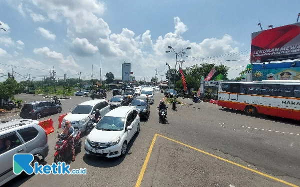 Hari Kelima Lebaran, Arus Lalu Lintas di Simpang Mengkreng dan Branggahan Kediri Padat Merayap