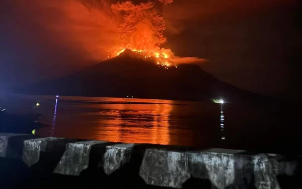 Thumbnail Berita - Mencekam! Gunung Ruang Meletus, 828 Warga Dievakuasi