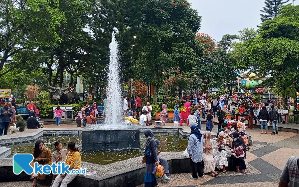 Thumbnail Berita - H+7 lebaran, Alun-Alun Kota Batu Masih Dipadati Wisatawan