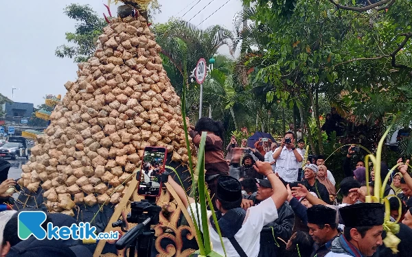 Thumbnail Ratusan Warga Kota Batu Berebut Berkah Grebeg Kupat Tumpeng Syawalan