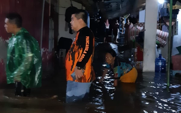 Thumbnail Pemuda Pancasila Lumajang Sebar Anggota di Empat Kecamatan yang Dilanda Banjir