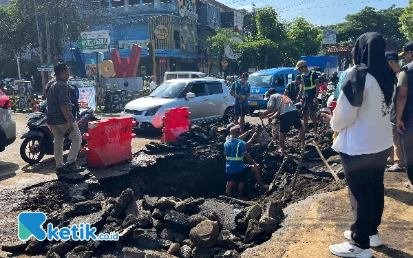 Thumbnail Akibat Pipa PDAM Tugu Tirta Rusak, Warga Keluhkan Matinya Saluran Air