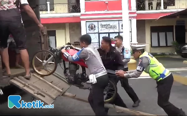 Thumbnail Puluhan Motor Diamankan Polres Jember dari Arena Balap Liar, Terancam Denda hingga Rp 3 Juta