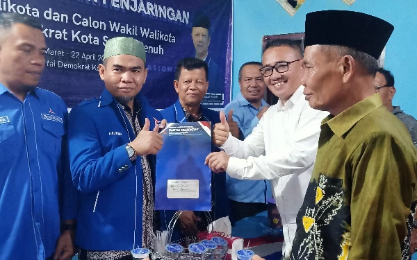 Thumbnail Ratusan Simpatisan Dampingi Alfin Mendaftar Calon Wali Kota Sungai Penuh ke PKS dan Demokrat