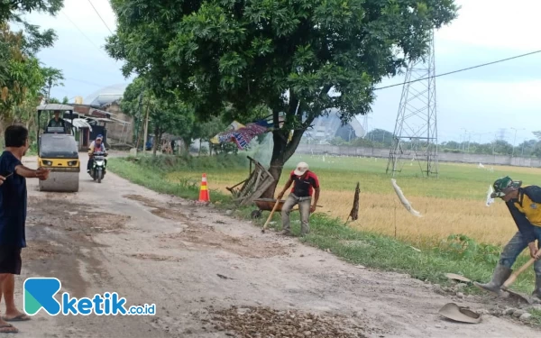 DPUTR Kabupaten Bandung Tanggap Langsung Perbaiki Jalan Rusak Menuju Stasiun Whoosh Tegalluar