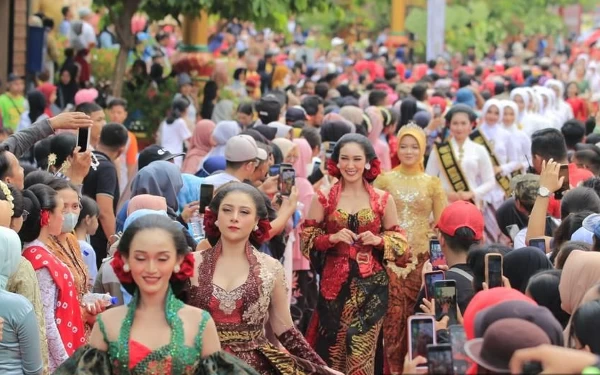 Thumbnail Berita - Peragaan Busana Kebaya Kartini di Kota Madiun Catatkan Rekor Dunia